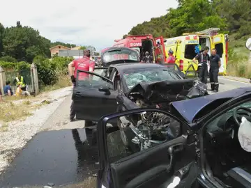 Agentes de la Policía Foral y miembros del cuerpo de Bomberos de Navarra trabajan en un accidente en la N121 este domingo. Agentes de la Policía Foral y miembros del cuerpo de Bomberos de Navarra trabajan en un accidente en la N121 este domingo.