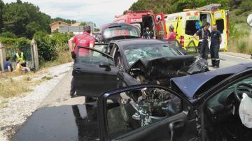 Agentes de la Policía Foral y miembros del cuerpo de Bomberos de Navarra trabajan en un accidente en la N121 este domingo.