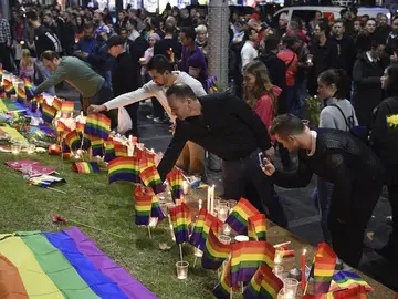 Varias personas en Sidney (Australia) participan en una vigilia en recuerdo a las víctimas de la matanza en una discoteca gay de Orlando Varias personas en Sidney (Australia) participan en una vigilia en recuerdo a las víctimas de la matanza en una discoteca gay de Orlando