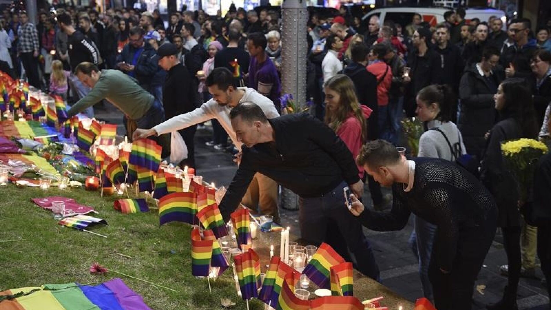 Varias personas en Sidney (Australia) participan en una vigilia en recuerdo a las v&iacute;ctimas de la matanza en una discoteca gay de Orlando