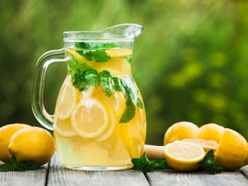 Mantente hidratado en verano sin sumar calorías con estas 5 refrescantes ideas 