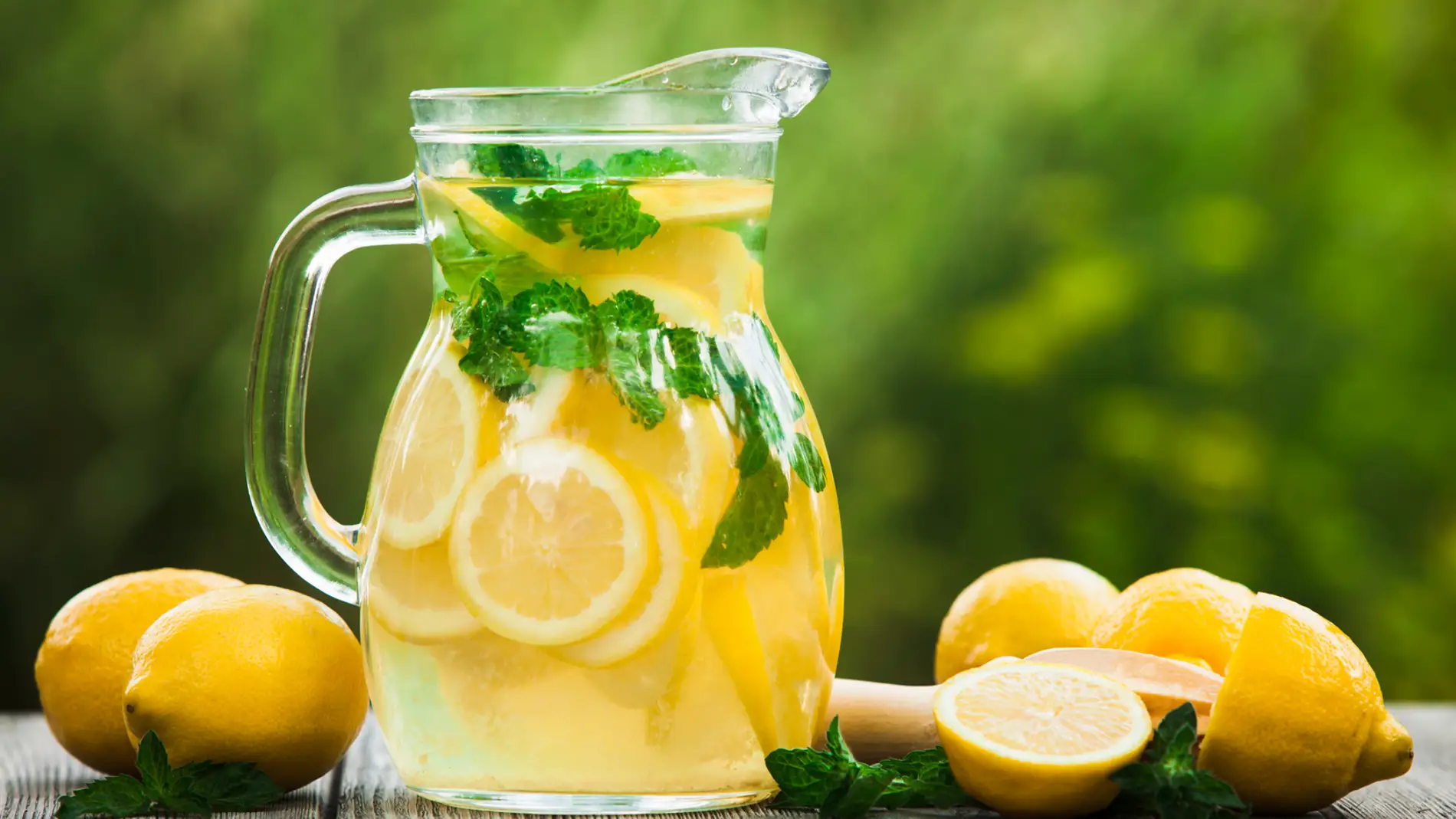 Mantente hidratado en verano sin sumar calorías con estas 5 refrescantes ideas 