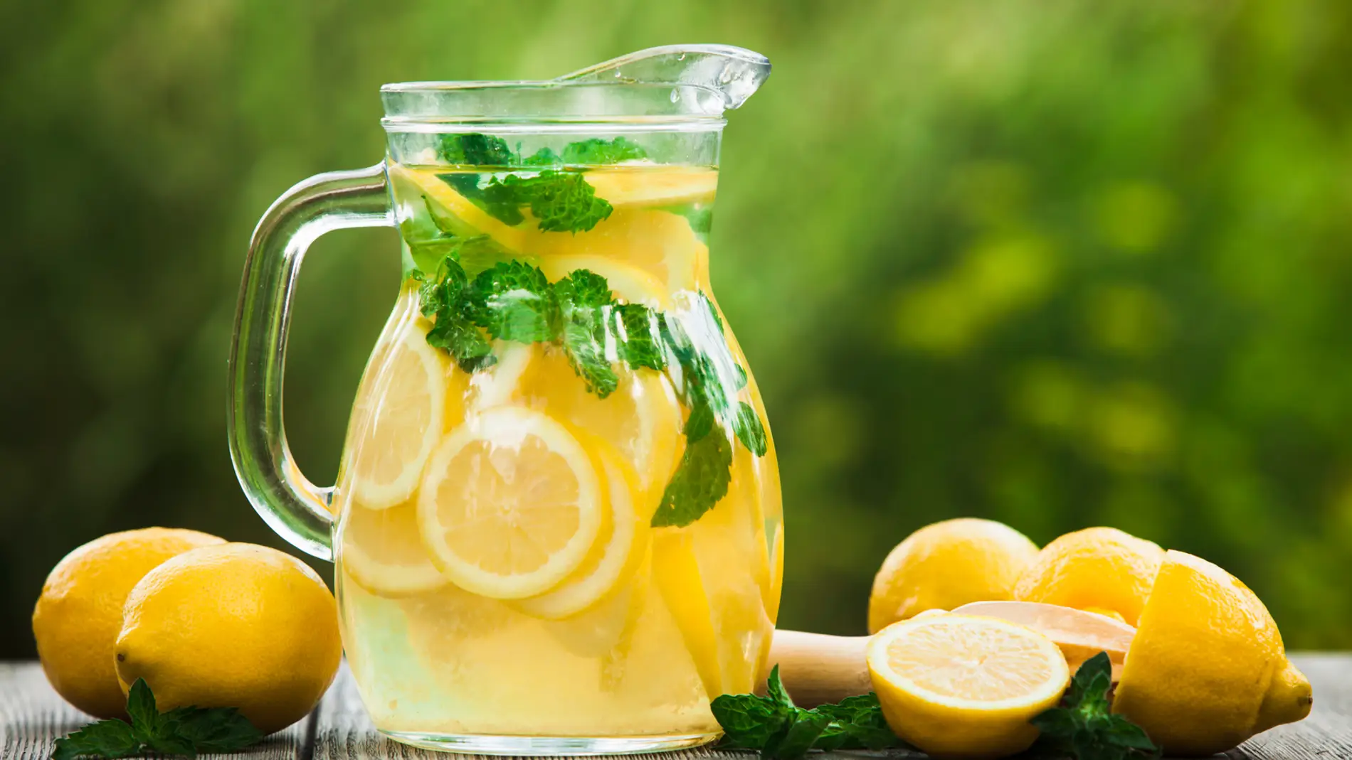 Mantente hidratado en verano sin sumar calorías con estas 5 refrescantes ideas