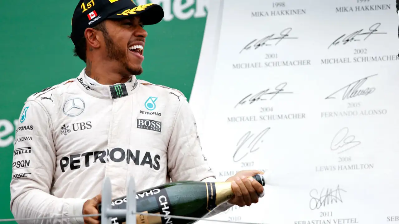 Hamilton celebra su victoria en Canadá