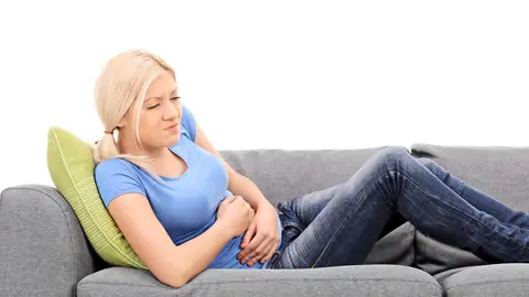 Una mujer con problemas de gases Una mujer con problemas de gases