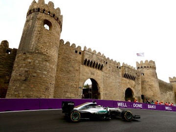 Hamilton piloto el Mercedes por el espectacular trazado de Bakú