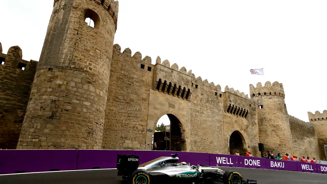 Hamilton piloto el Mercedes por el espectacular trazado de Bakú