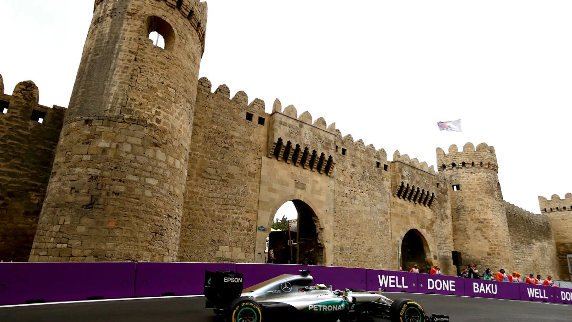 Hamilton piloto el Mercedes por el espectacular trazado de Bakú