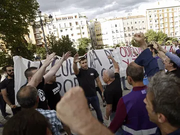 Medio centenar de ultraderechistas irrumpen en el acto de Podemos Medio centenar de ultraderechistas irrumpen en el acto de Podemos