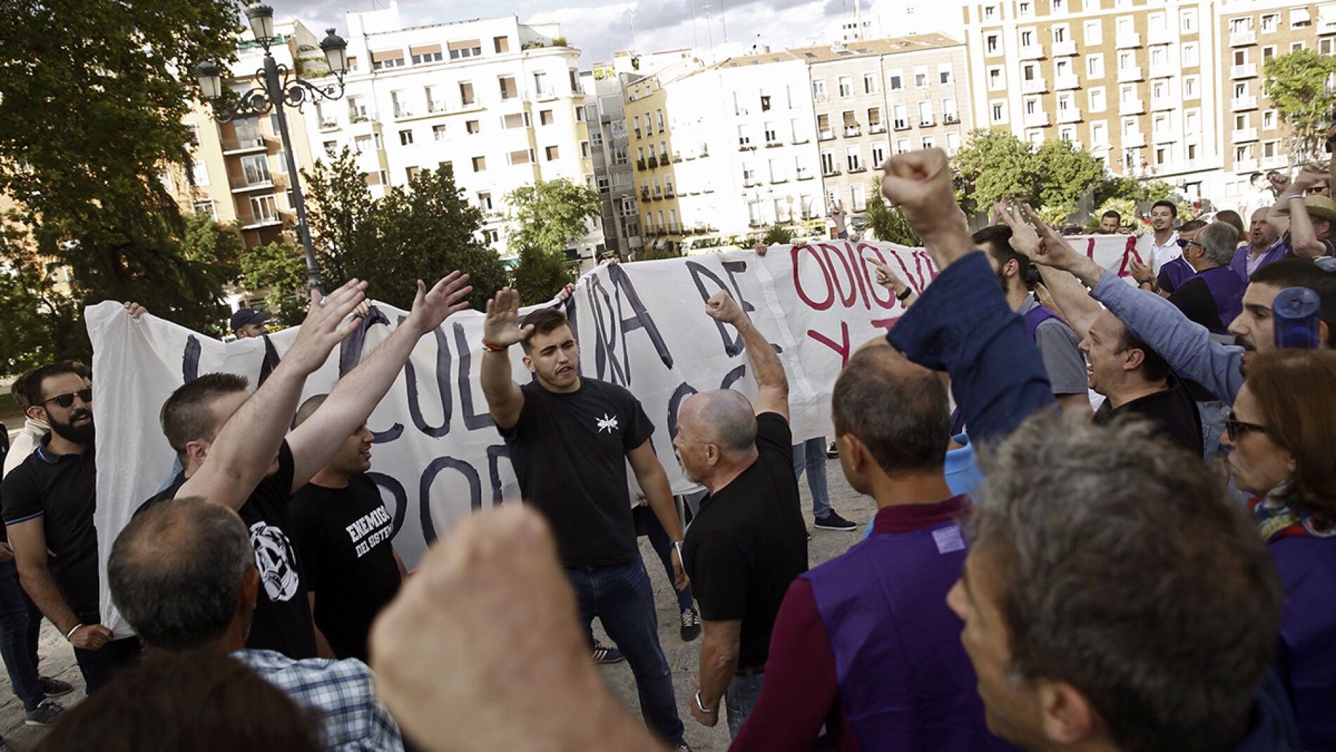 Medio centenar de ultraderechistas irrumpen en el acto de Podemos