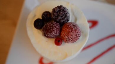 Un soufflé helado de limón fresquito, fácil de hacer y muy vistoso