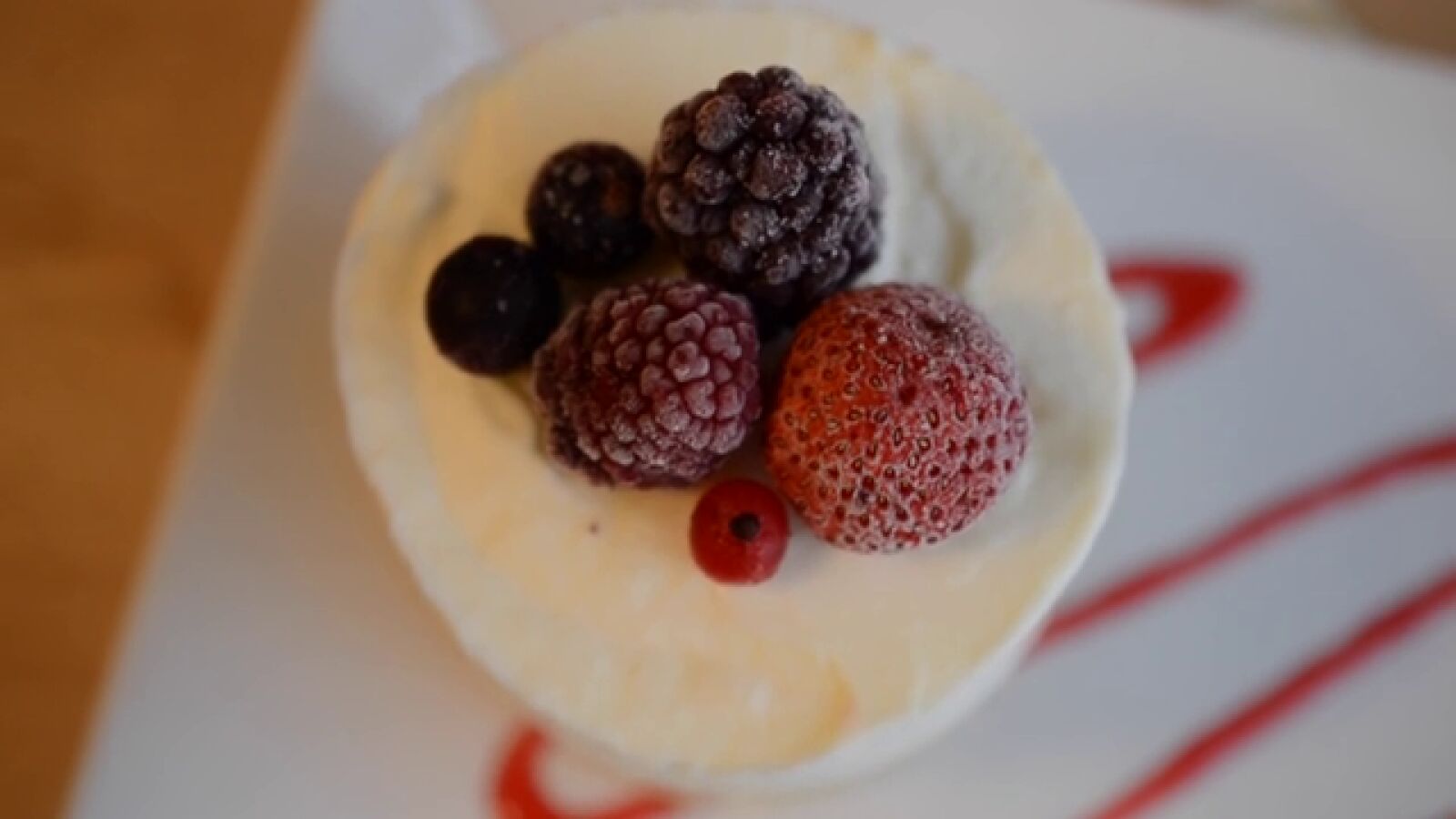 Un soufflé helado de limón fresquito, fácil de hacer y muy vistoso