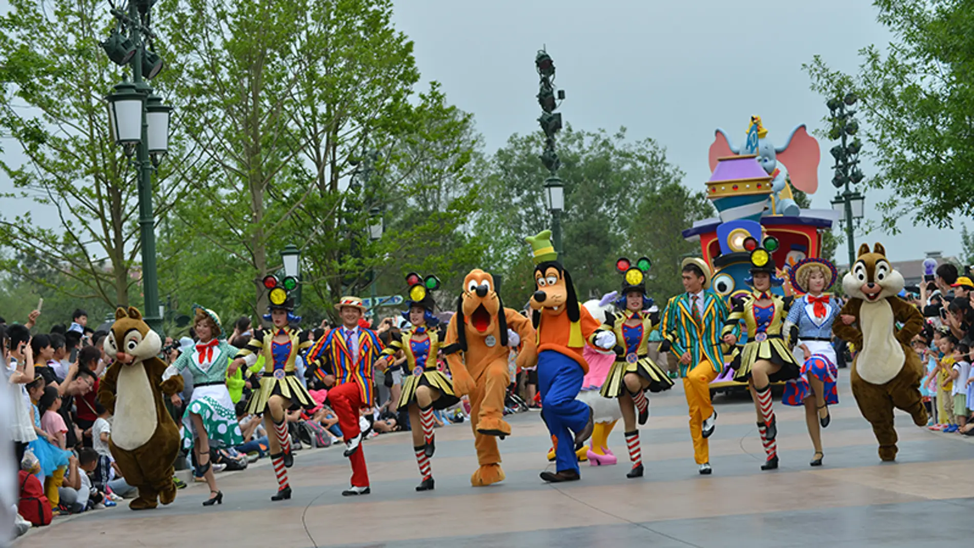 Desfile de inauguración del parque
