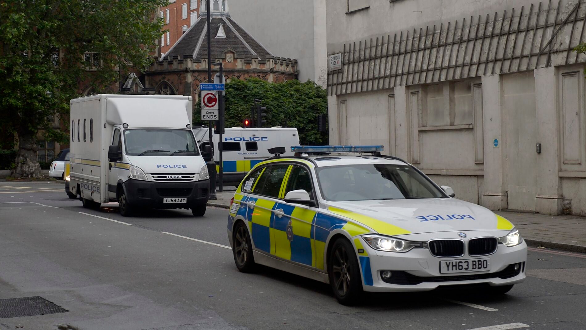 Coche de polic&iacute;a que traslada a Thomas Mair