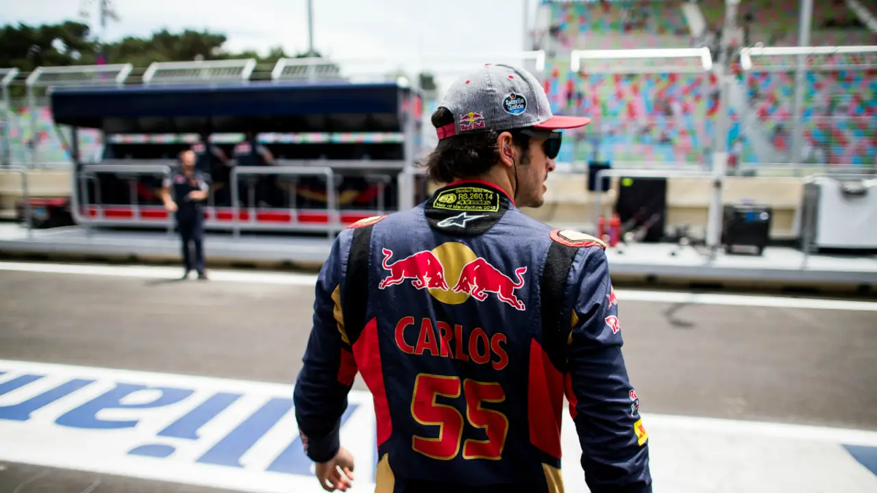 Sainz, en el pit lane de Bakú