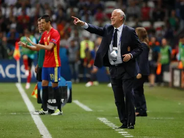 Del Bosque da instrucciones a sus jugadores en Niza Del Bosque da instrucciones a sus jugadores en Niza