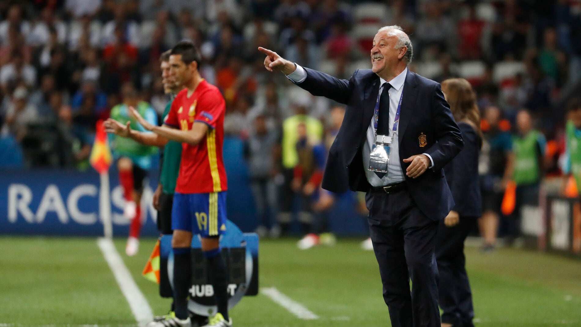 Del Bosque da instrucciones a sus jugadores en Niza