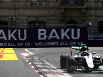 Rosberg rueda en Bakú