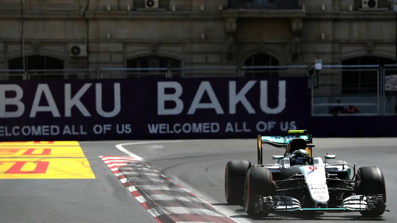 Rosberg rueda en Bakú