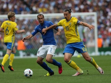 Ibrahimovic y Chiellini durante el Italia-Suecia