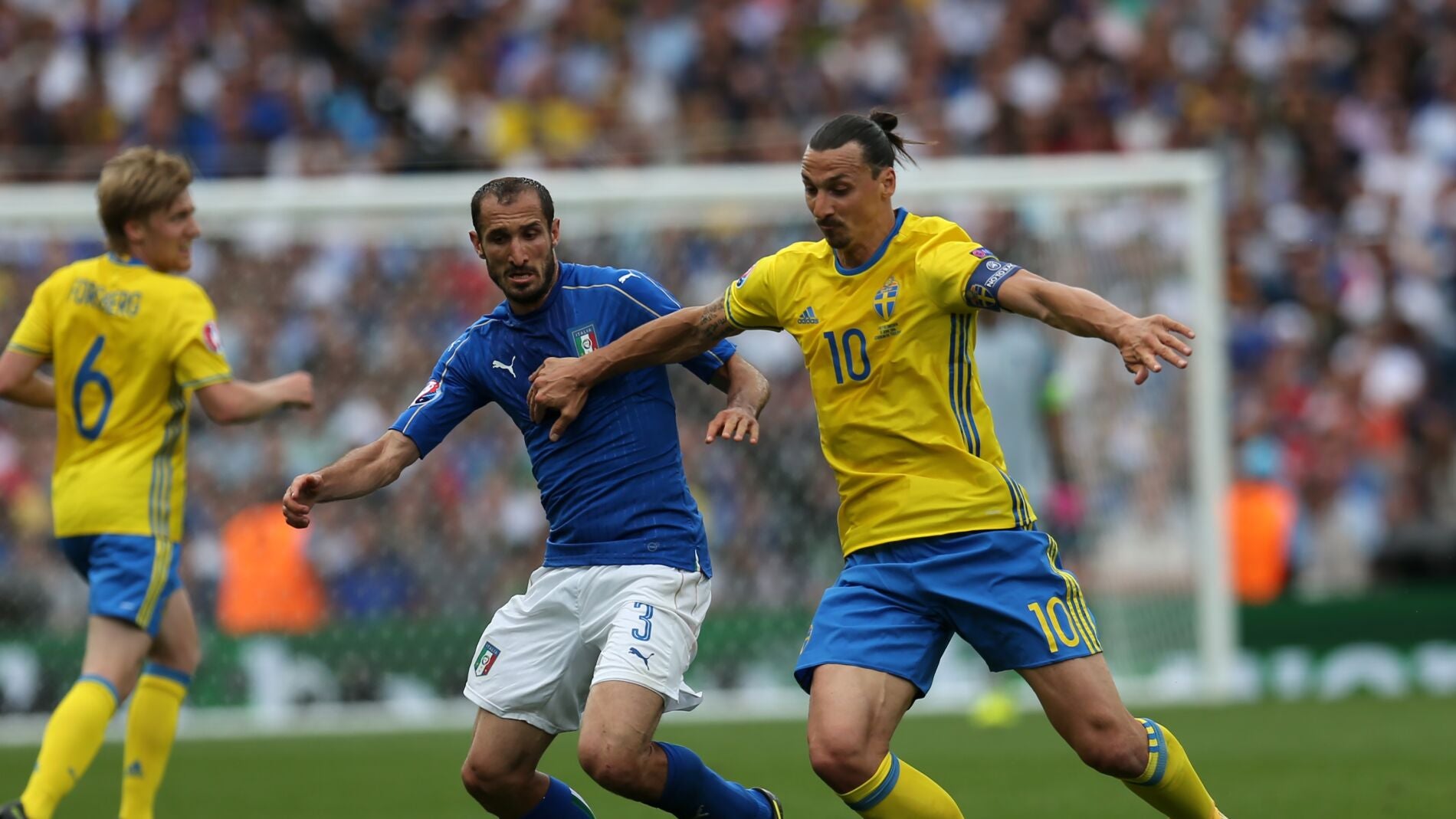 Ibrahimovic y Chiellini durante el Italia-Suecia