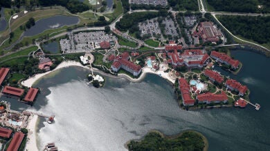 Cercan el lago de Disney Orlando donde un caimán arrastró a un niño de dos años