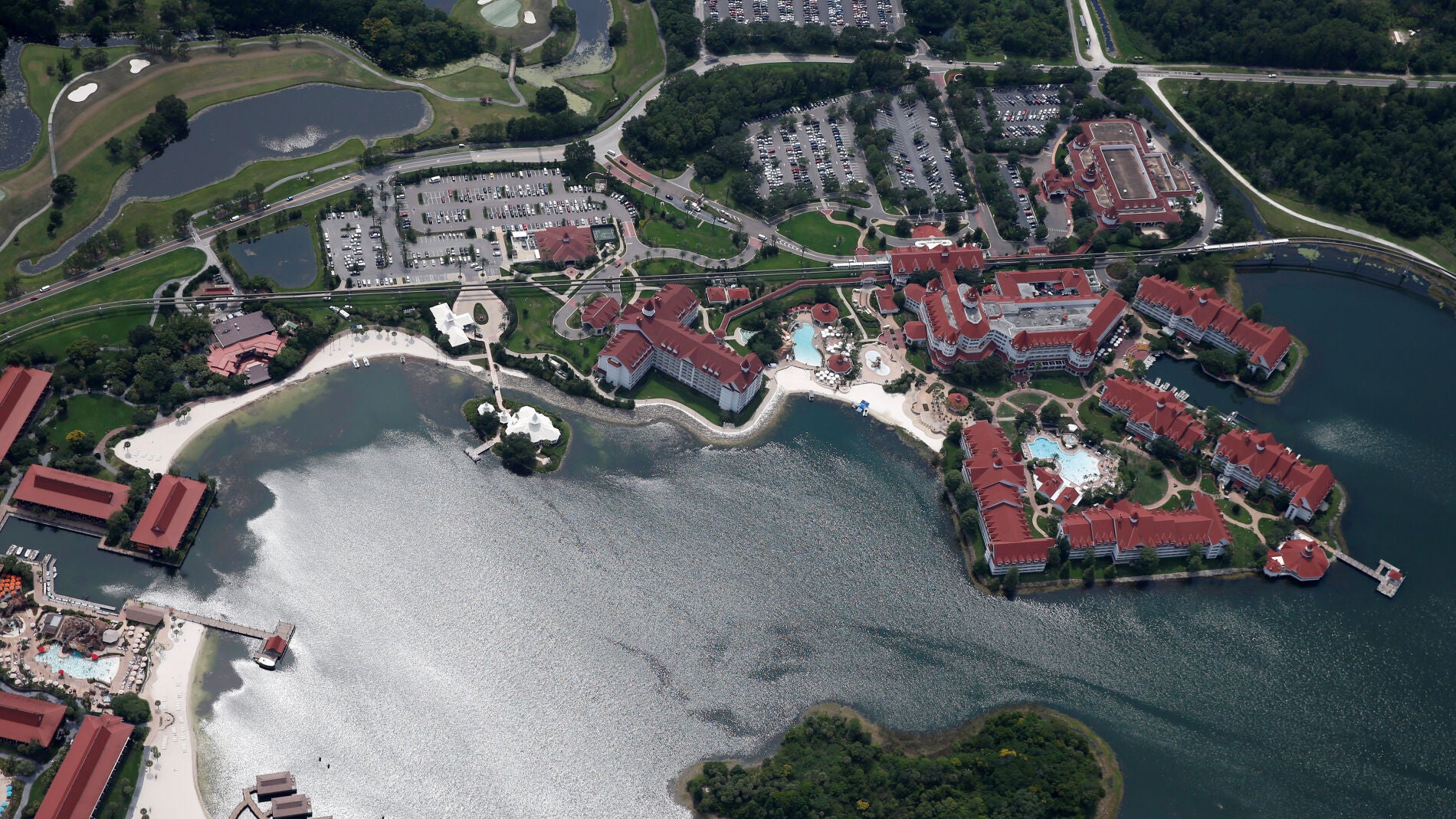 Est&aacute;n instalando una cerca en el lago