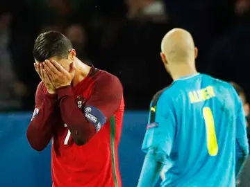 Cristiano se lleva las manos a la cara tras fallar el penalti ante Austria Cristiano se lleva las manos a la cara tras fallar el penalti ante Austria
