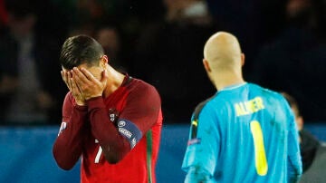 Cristiano se lleva las manos a la cara tras fallar el penalti ante Austria