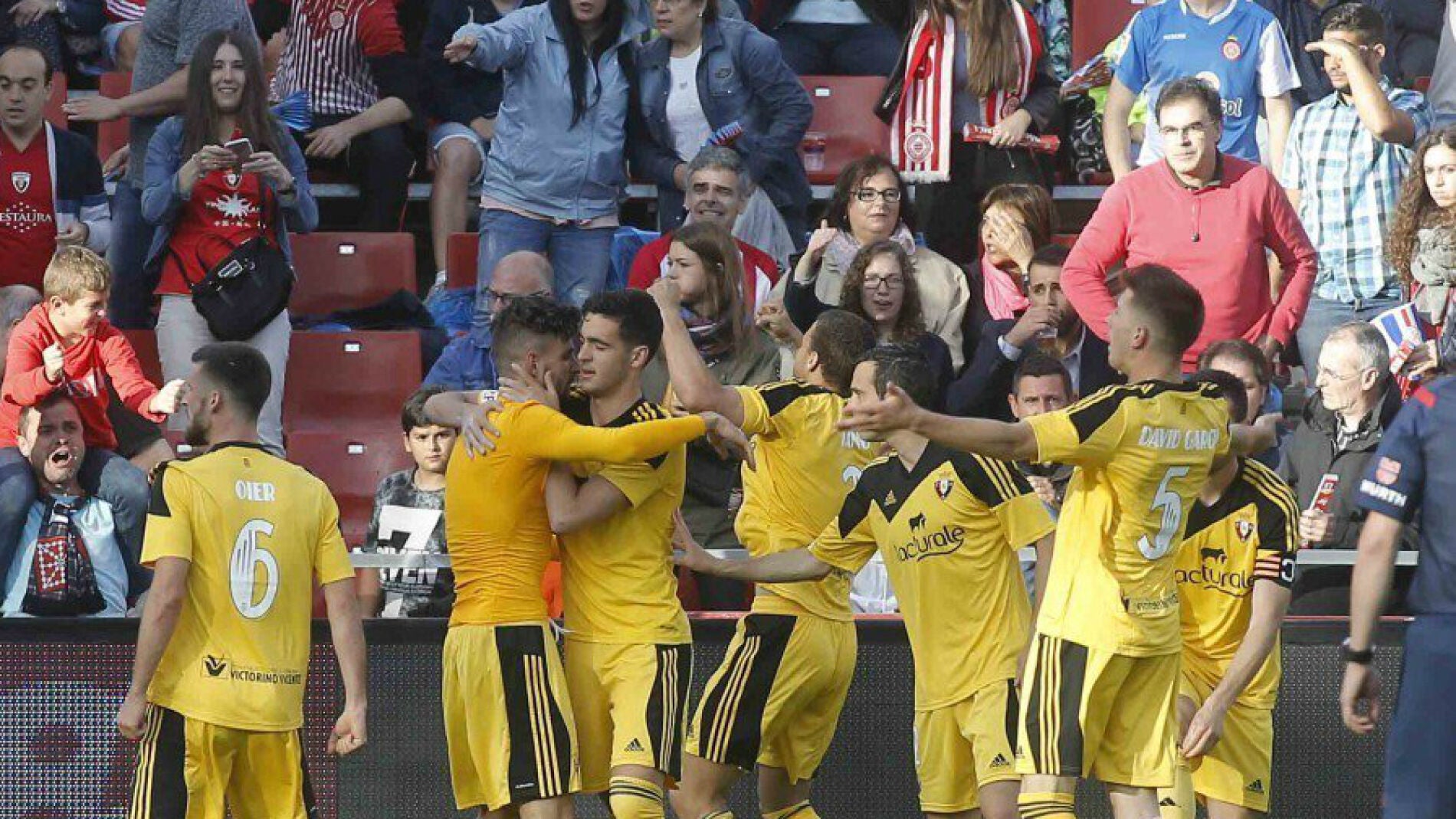 Los jugadores de Osasuna celebran el tanto de Kodro