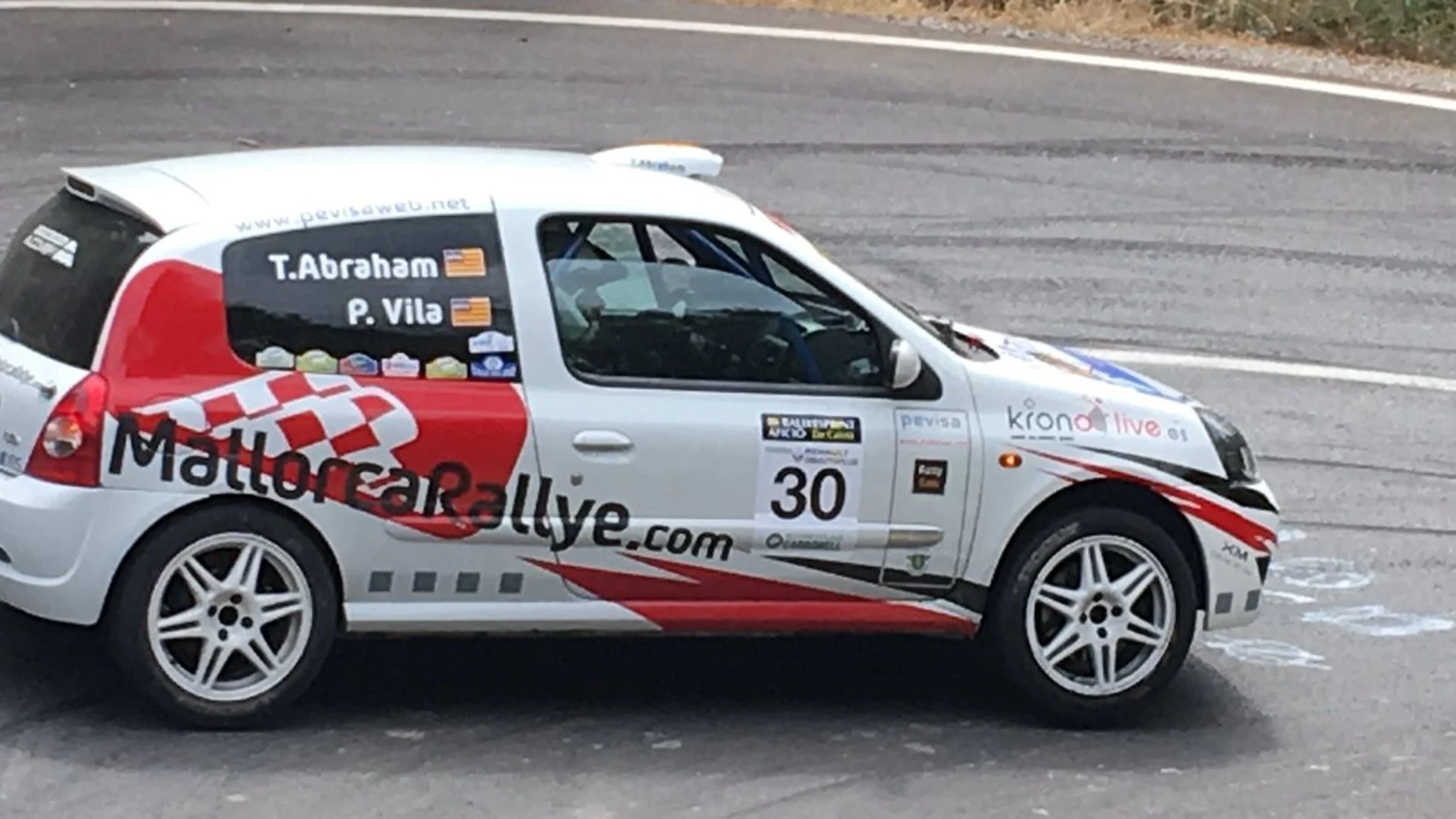 Un coche participa en el Rally de Mallorca Un coche participa en el Rally de Mallorca