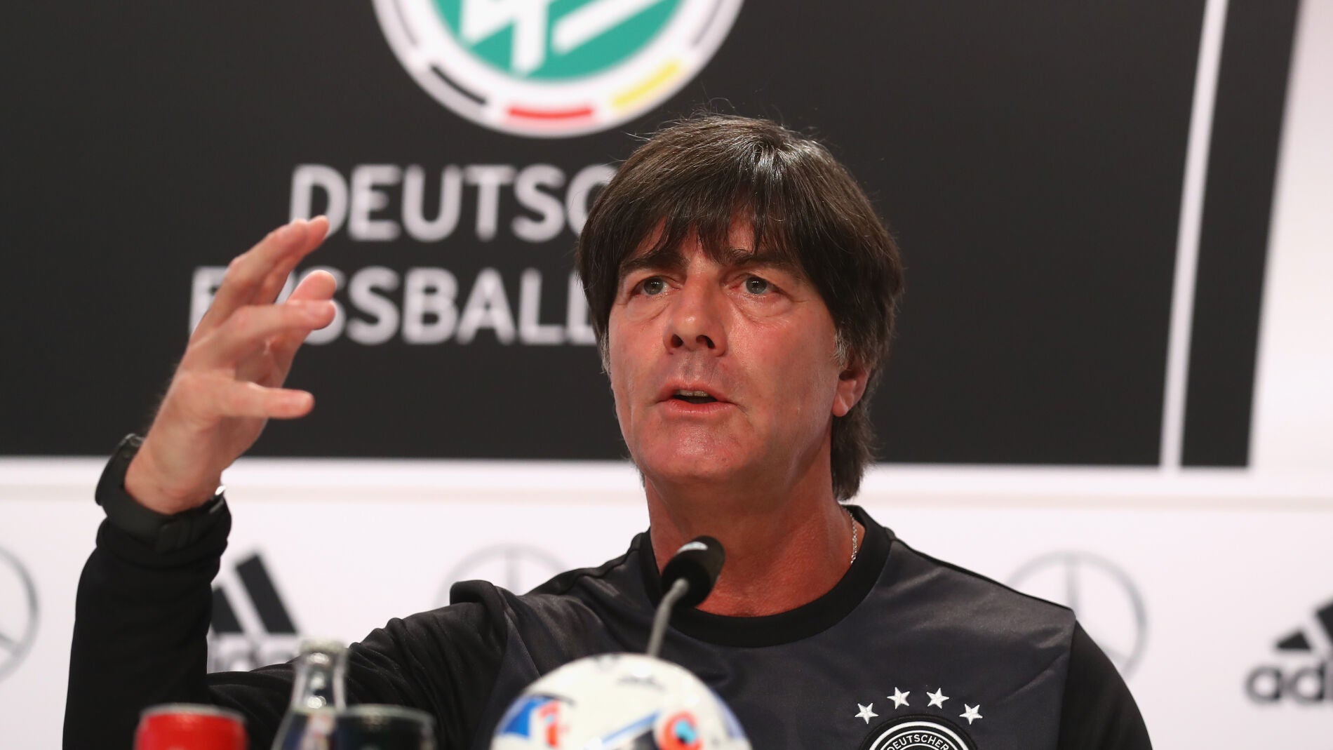 Joachim L&ouml;w, en sala de prensa