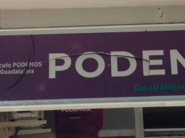 Rótulo de la sede de Podemos de Guadalajara dañado