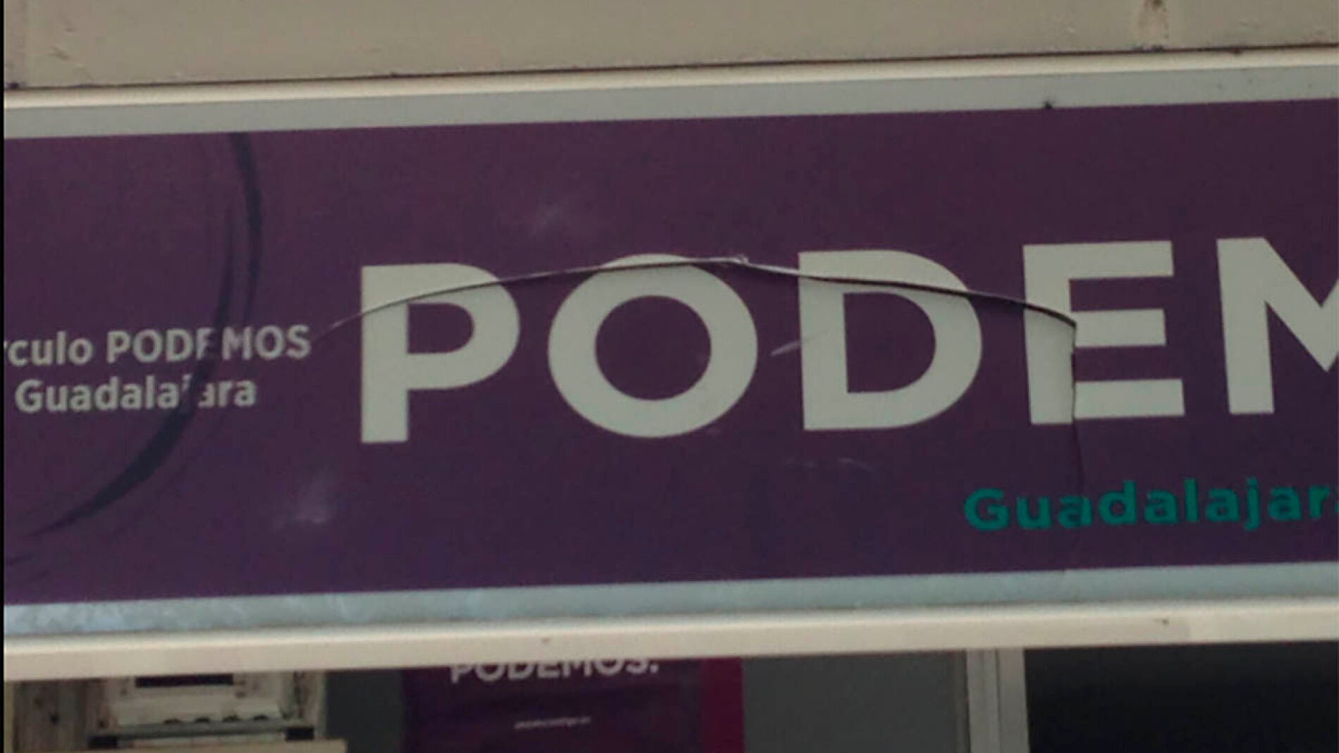 R&oacute;tulo de la sede de Podemos de Guadalajara da&ntilde;ado