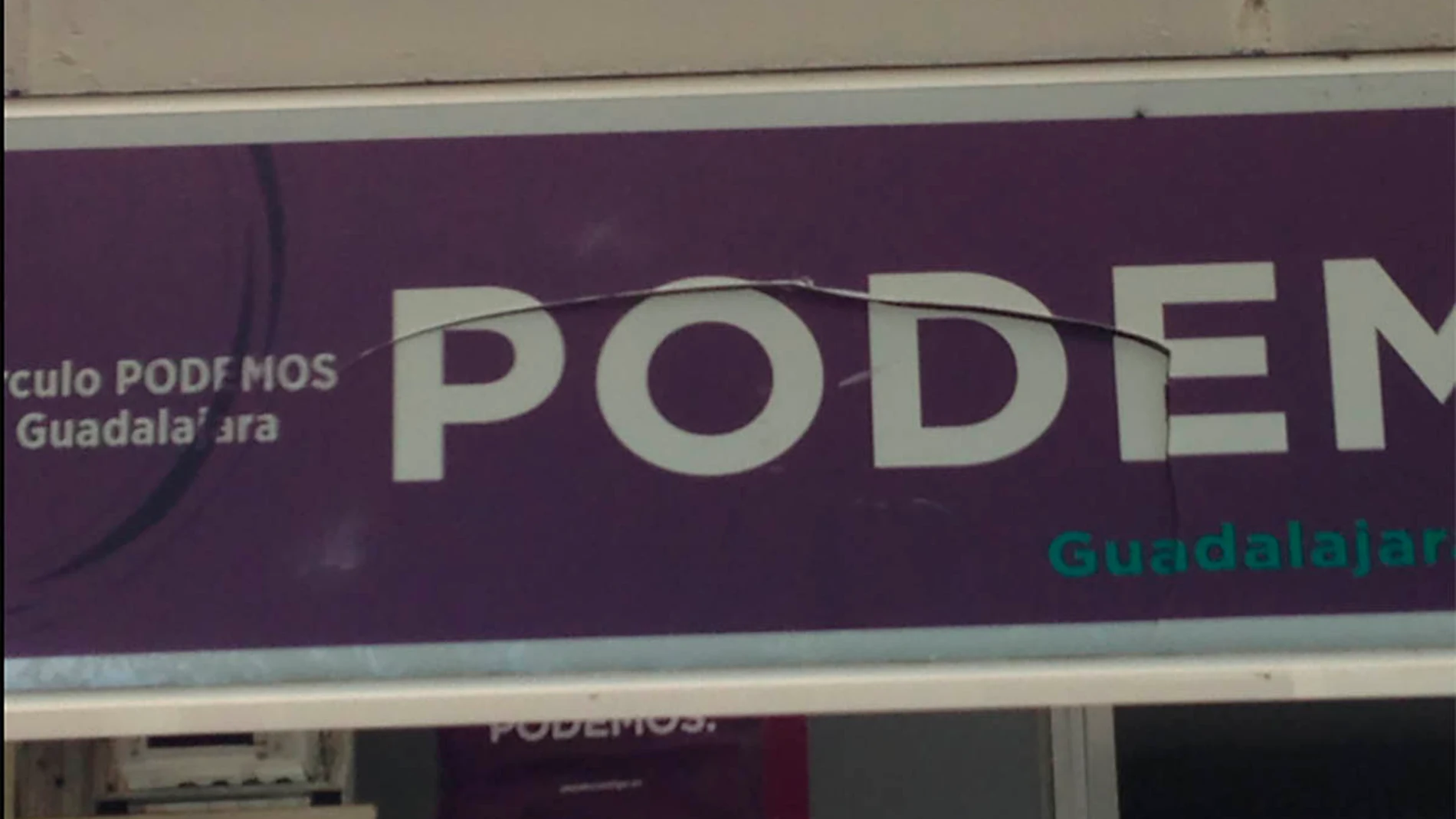 Rótulo de la sede de Podemos de Guadalajara dañado Rótulo de la sede de Podemos de Guadalajara dañado