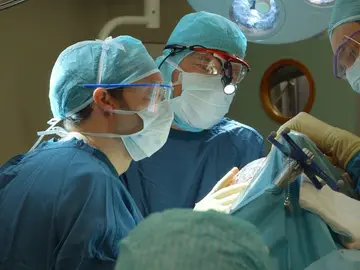 Médicos operando Médicos operando