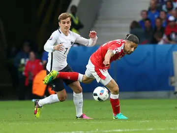 Griezmann pelea el balón ante Suiza Griezmann pelea el balón ante Suiza