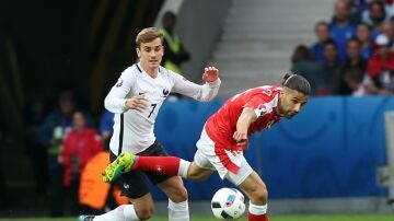 Griezmann pelea el balón ante Suiza