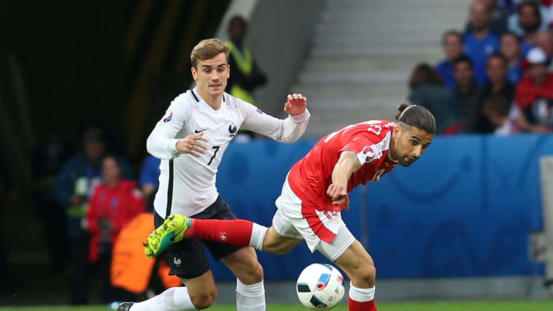Griezmann pelea el bal&oacute;n ante Suiza