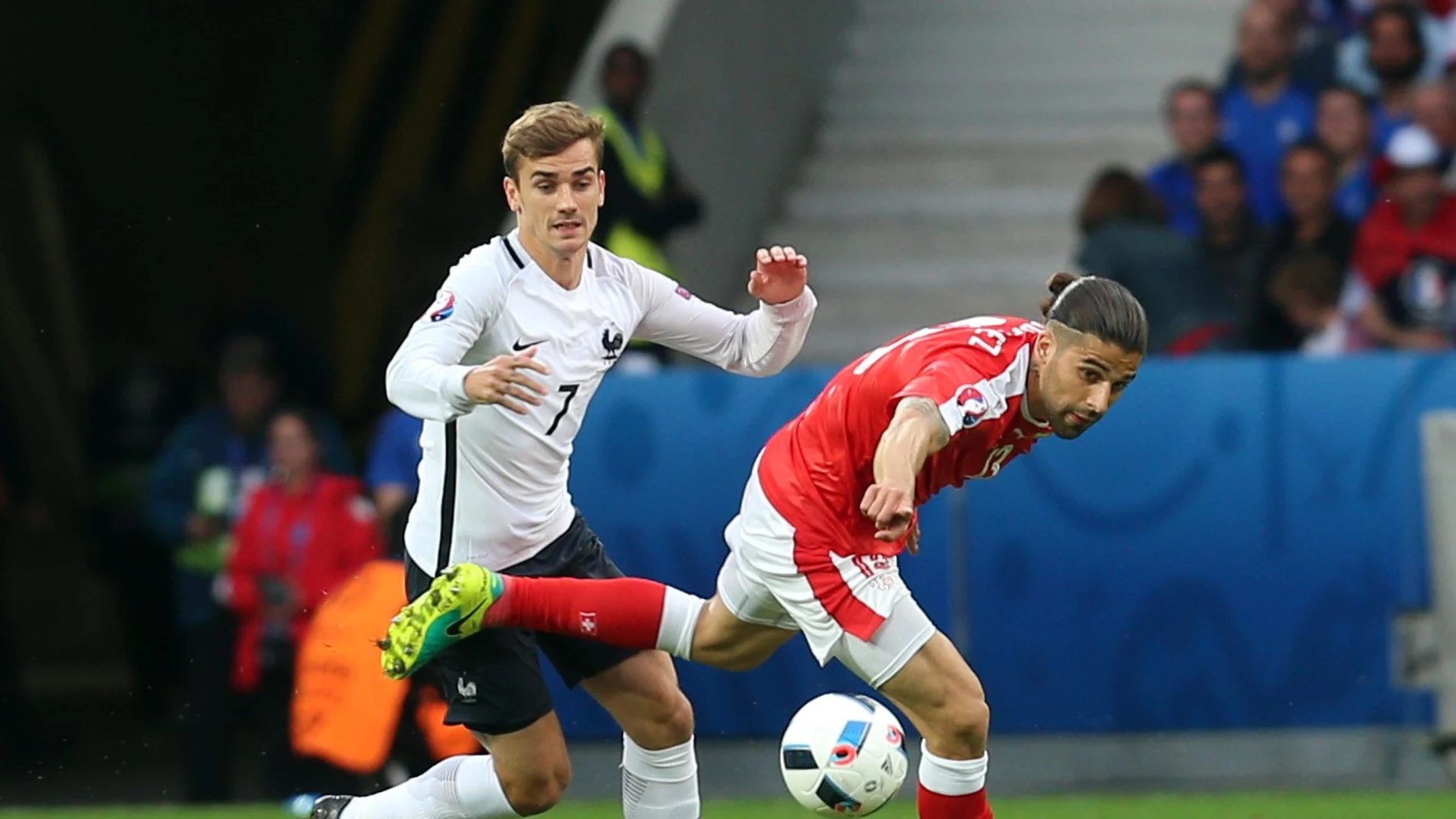 Griezmann pelea el balón ante Suiza Griezmann pelea el balón ante Suiza