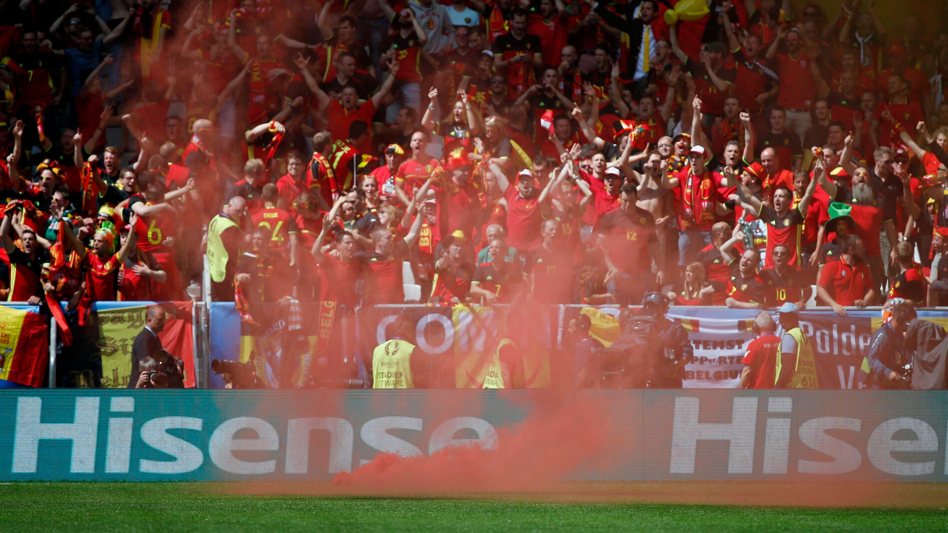 La afici&oacute;n de B&eacute;lgica, durante el partido ante Irlanda