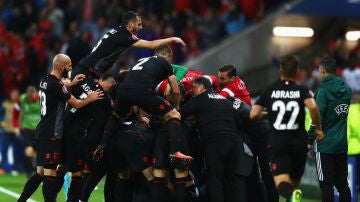 Los jugadores de Albania celebran un gol