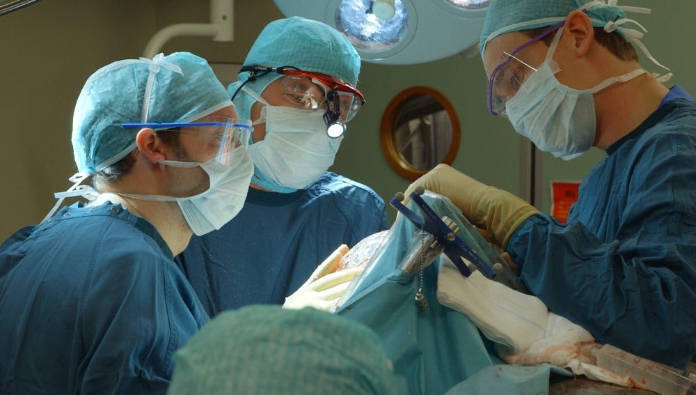 Médicos operando