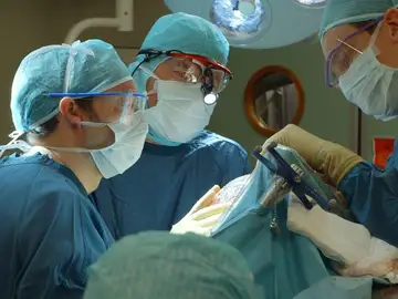 Médicos operando Médicos operando