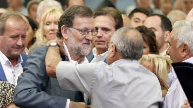 Rajoy pide a Iglesias que no le envíe manifestantes después de que tres miembros de PAH le interrumpieran