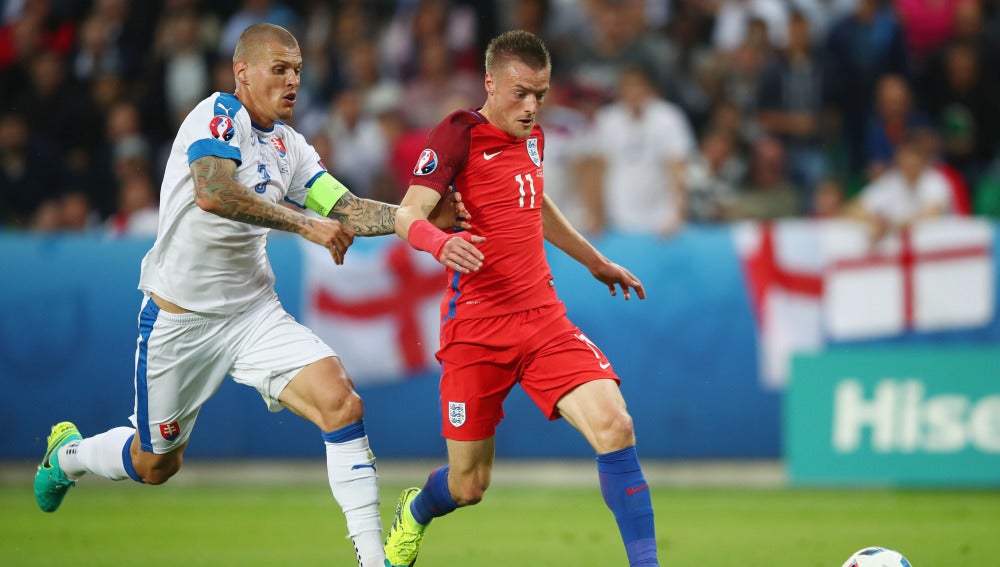 Vardy conduce un balón ante Eslovaquia