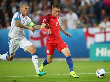 Vardy conduce un balón ante Eslovaquia Vardy conduce un balón ante Eslovaquia