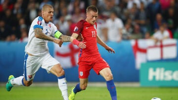 Vardy conduce un balón ante Eslovaquia