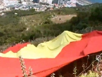 Bandera española de 18 metros desplegada por miembros de Vox