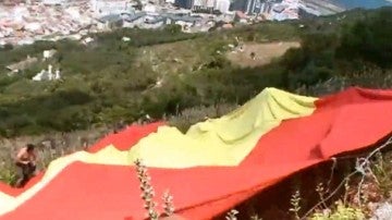 Bandera española de 18 metros desplegada por miembros de Vox